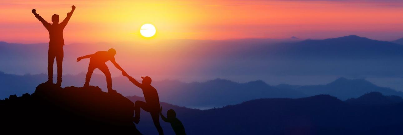 人们在日落时爬山
